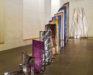 Konstruktion aus Stahlprofilen mit LED-Beleuchtung