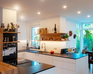 Designerküche stilvoll ausgeleuchtet